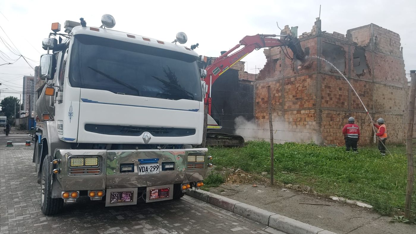 Carrotanque apoyando una obra