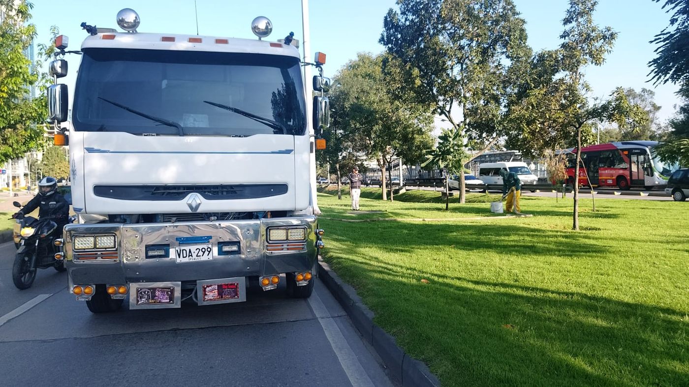 Carrotanque en una vía de Bogotá