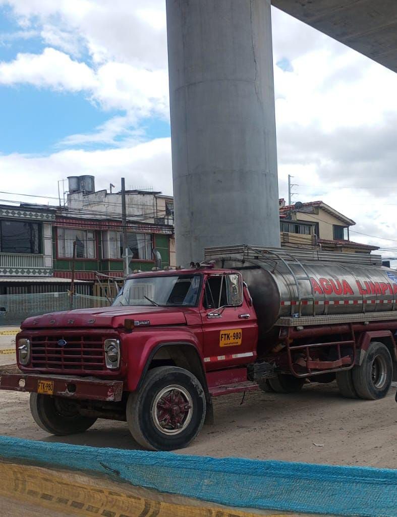 Carrotanque Ford de Agua Limpia y Potable